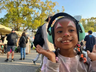 日本ミュージックフェスティバル協会が今年もフェス会場にて子ども向けのイヤーマフ無料貸し出しを実施。サカナクションやYOASOBIもツアーで導入